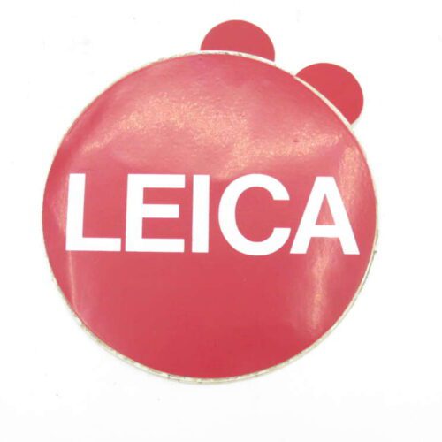 Red circular badge with the word "LEICA" in white capital letters.