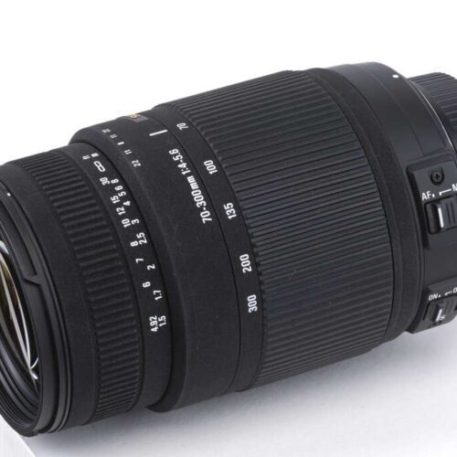 Camera zoom lens with 70-300mm focal length and autofocus/manual switch.