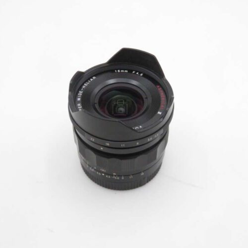 A black Voigtländer Super Wide-Heliar 15mm f/4.5 camera lens with an aperture ring and focus markings on a white background.