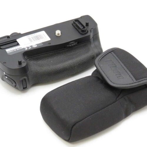 A camera battery grip and a matching black pouch are shown on a white background.